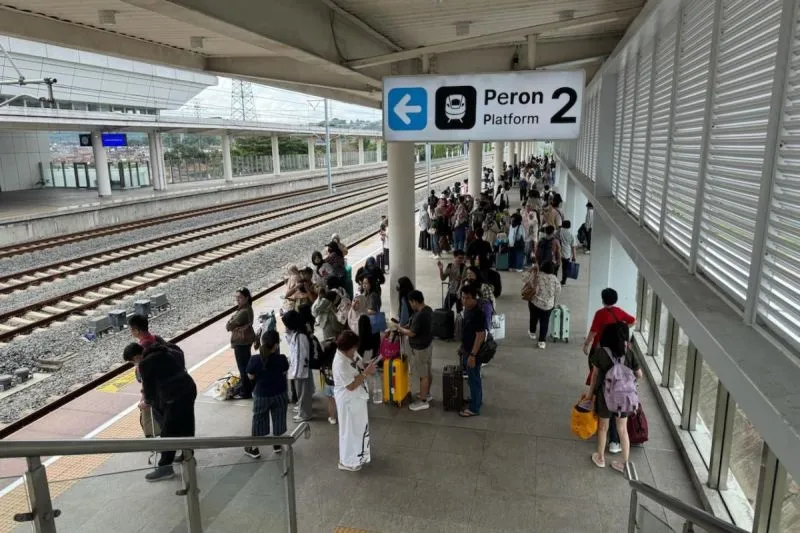 Suasana penumpang menunggu kereta cepat Whoosh