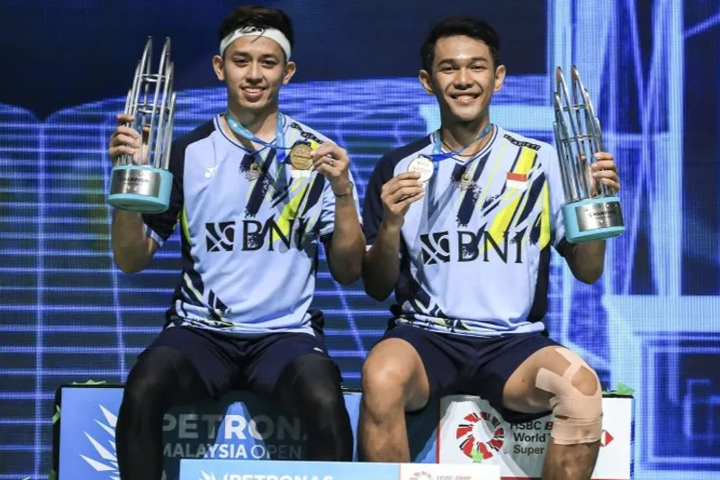 Pebulu tangkis ganda putra Indonesia Fajar Alfian (kanan) bersama Muhammad Rian 