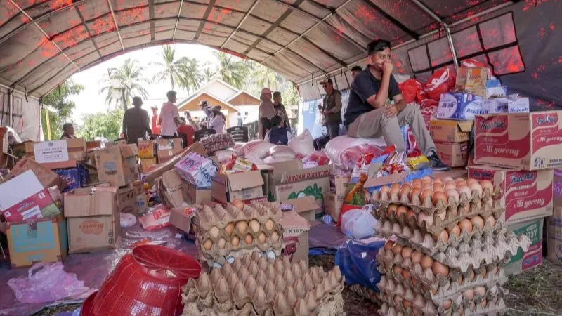 bantuan logistik dari berbagai elemen masyarakat di Posko Utama Penanggulangan Bencana Sumatra Barat