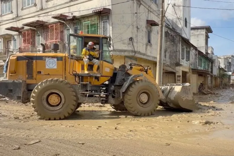 Alat berat melakukan pembersihan sisa bencana di Aceh Tamiang