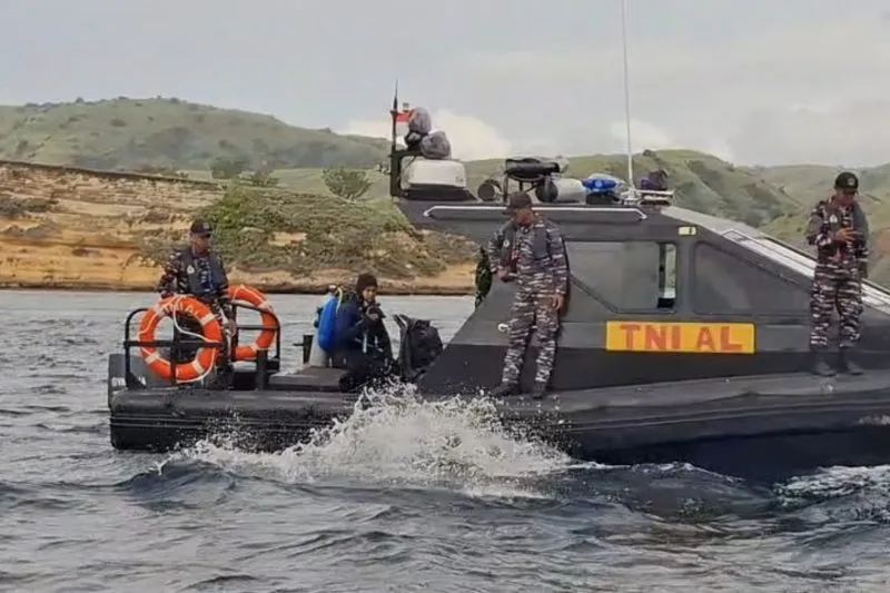 Sejumlah personel TNI AL membantu pencarian korban kapal tenggelam di perairan Labuan Bajo