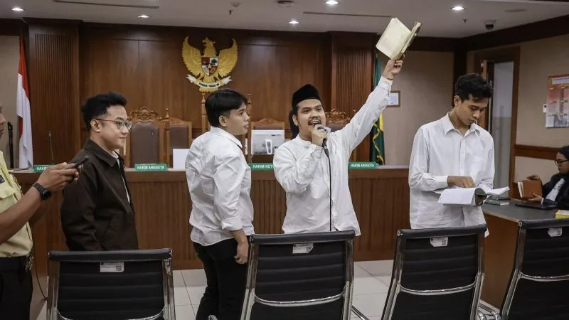 Terdakwa kasus dugaan penghasutan aksi demonstrasi Syahdan Husein (kedua kanan), Delpedro Marhaen 