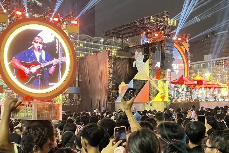 Penampilan penyanyi Andmesh dalam panggung hiburan menyemarakkan malam Tahun Baru 2026 