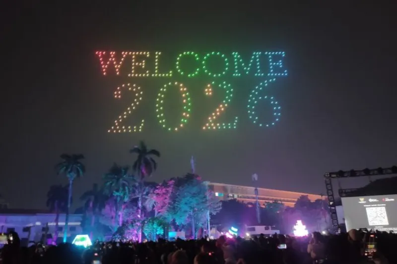 Pertunjukan cahaya drone di Kota Tua sambut tahun baru 2026 Pertunjukan cahaya drone menambah semarak perayaan tahun baru di kawasan Kota Tua, Tamansari, Jakarta Barat, Kamis (1/1/2026). ANTARA/Risky Syukur