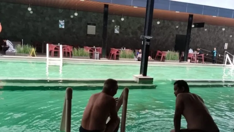 Kolam pemandian air panas