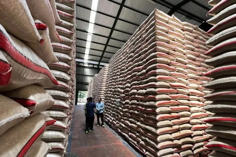 Suasana gudang Perum Bulog Cirebon di Cirebon