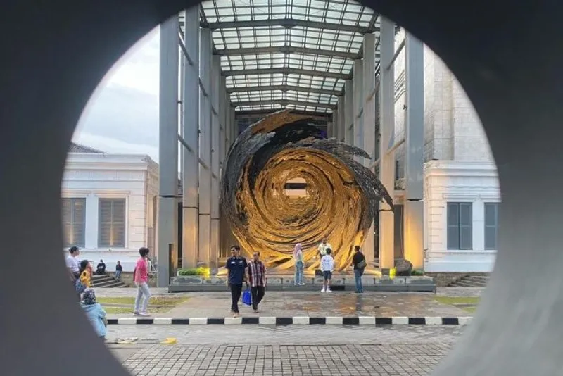 Tampak depan Museum nasional Indonesia