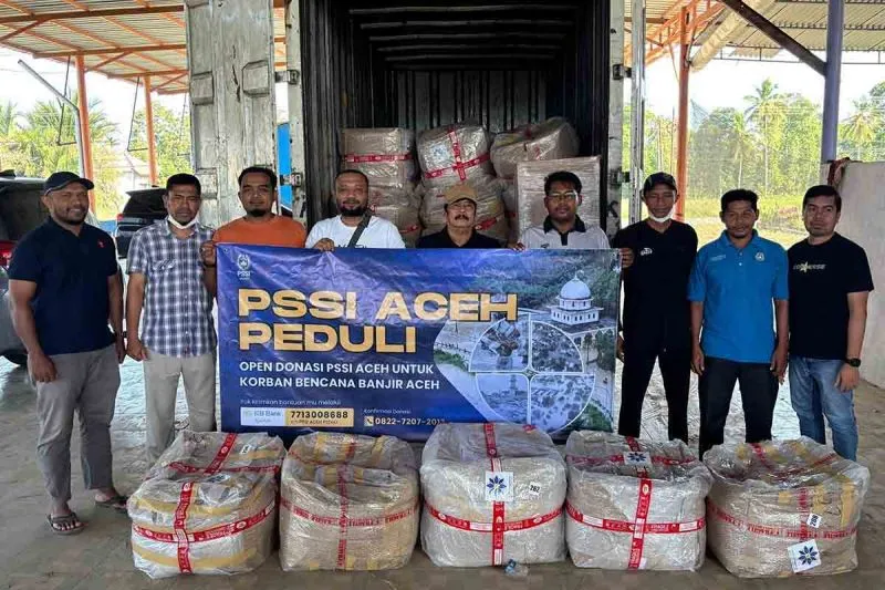 PSSI Aceh menyalurkan bantuan insan sepak bola terdampak banjir 