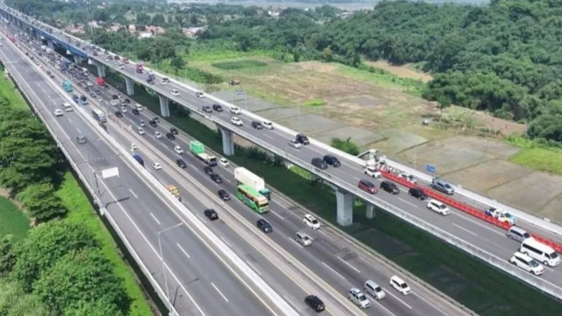 Kendaraan melintas Ruas Jalan Layang MBZ di hari perdana tahun baru 