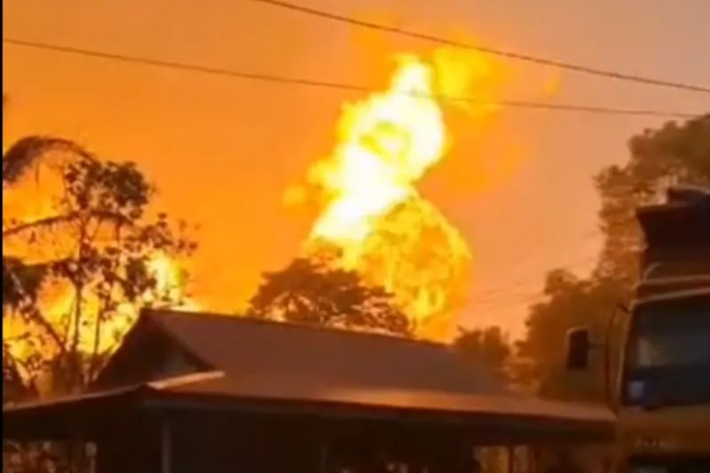 Api membumbung tinggi meter pada Jalan Lintas Timur di Inderagiri Hilir akibat pipa gas meledak