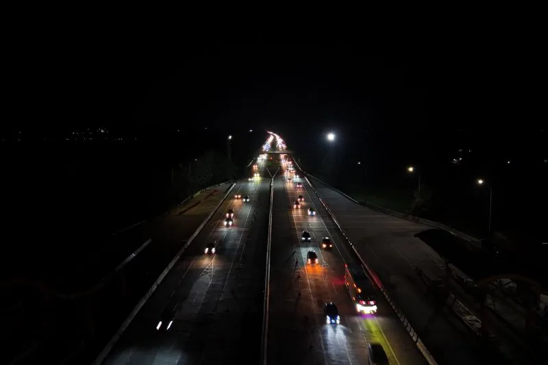 Sejumlah kendaraan melintas di jalan Tol Tangerang-Merak, Banten