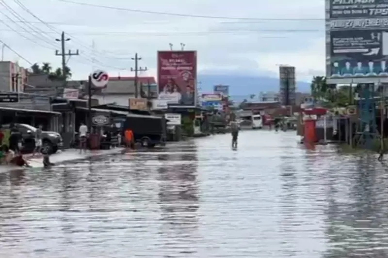 Ruas jalan di Kelurahan Rawa Makmur ditutup polisi karena banjir