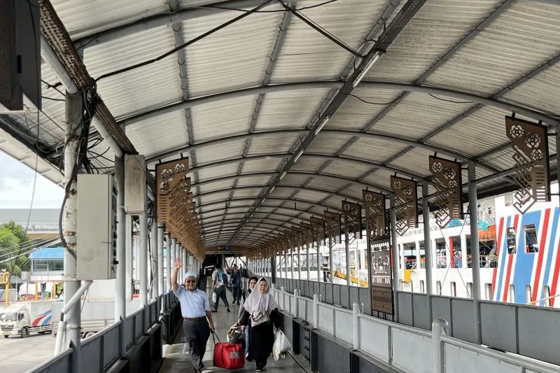 Aktivitas penumpang pejalan kaki di Pelabuhan Bakauheni, 