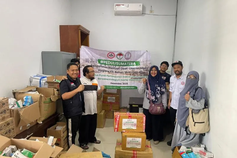 Pengurus PDUI saat menyerahkan bantuan obat-obatan 