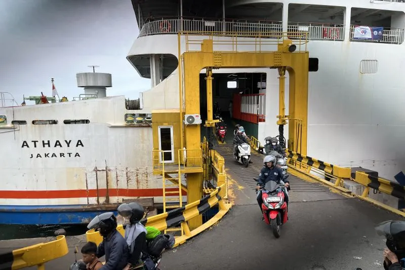 Sejumlah kendaraan roda dua pemudik saat keluar dari kapal di Pelabuhan Bakauheni