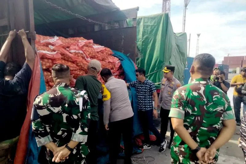 Aparat penegak hukum menggagalkan masuknya bawang bombay ilegal di Pelabuhan Tanjung Emas