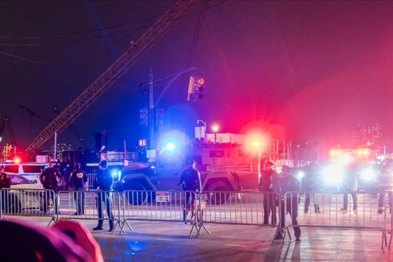 Sebuah konvoi pengangkut kendaraan lapis baja melintasi kawasan Manhattan 