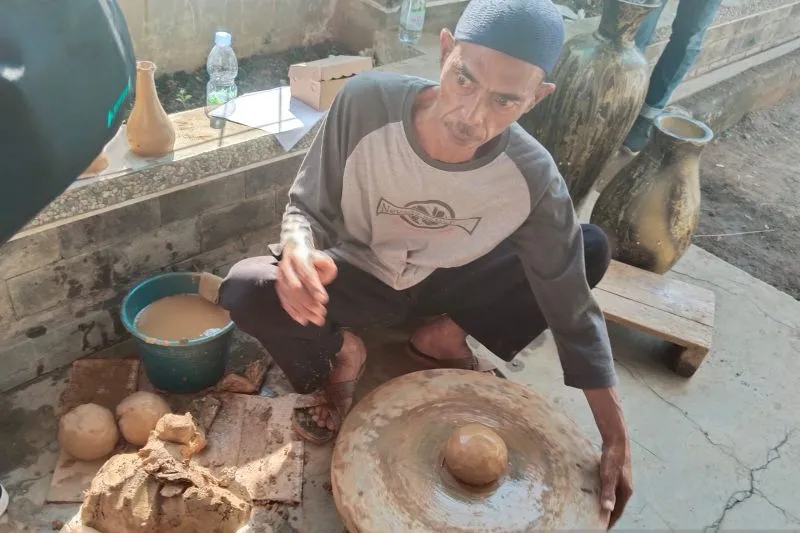 Seorang perajin keramik Plered 