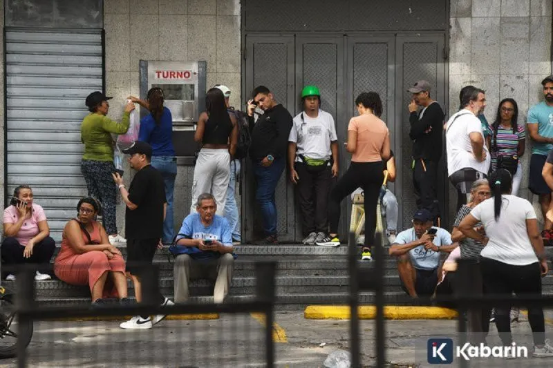 Orang-orang menunggu di luar sebuah apotek dan sebagian lagi menghubungi keluarga di Venezuela