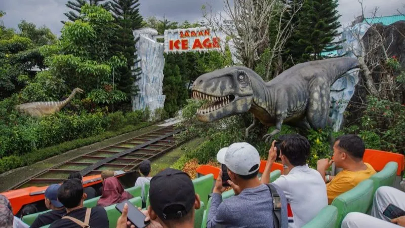 Wisatawan menikmati wahana saat mengunjungi Jawa Timur Park 3 di Batu