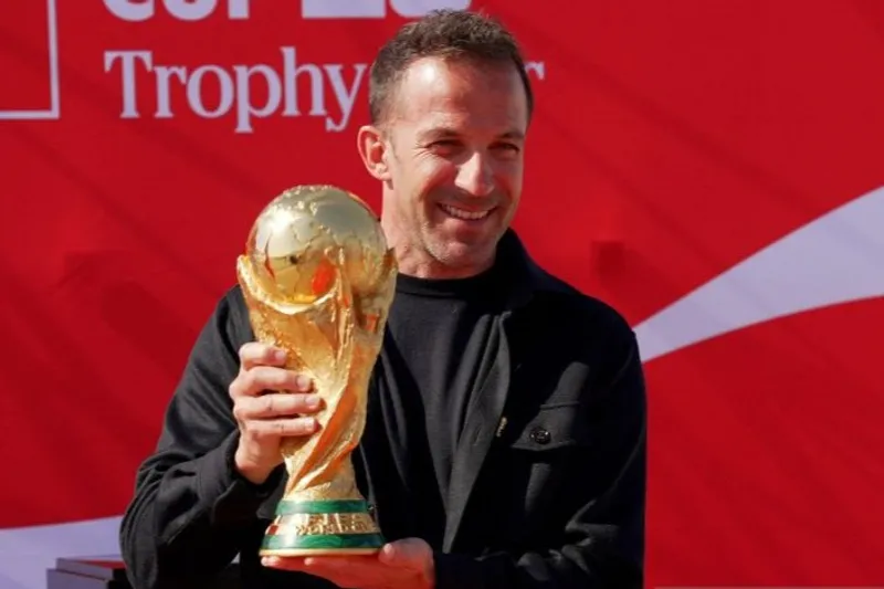 Mantan pesepak bola Alessandro Del Piero mengangkat trofi Piala Dunia FIFA 2026 