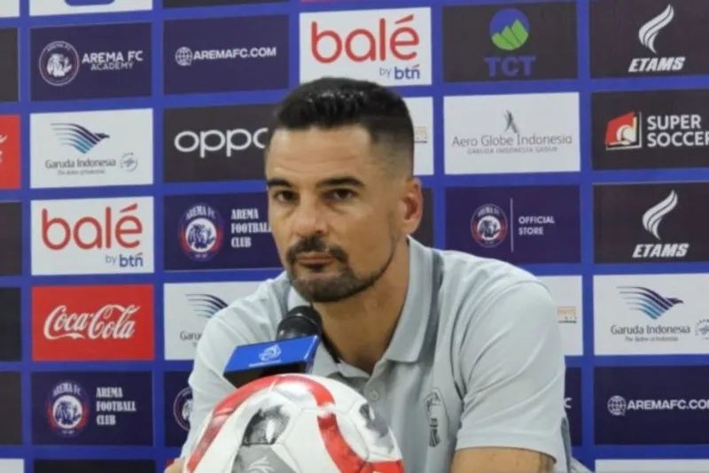 Pelatih Persita Tangerang Carlos Pena