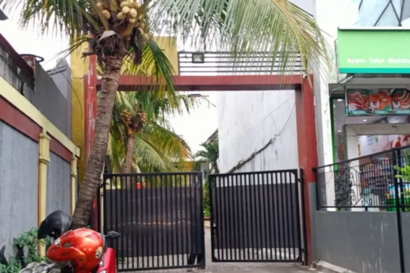 Rumah mantan Menteri Agama Yaqut Cholil Qoumas di kawasan Condet, Jakarta Timur, Jumat (9/1/2026). ANTARA/Siti Nurhaliza
