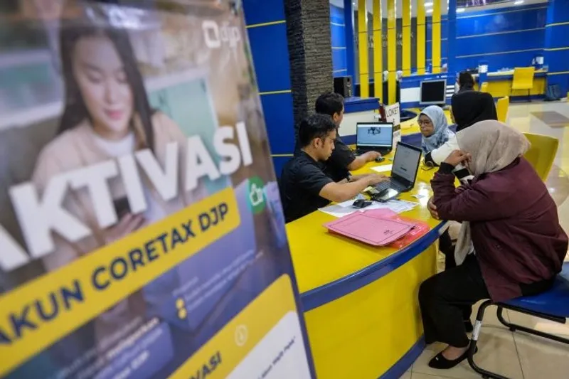 Petugas melayani warga yang melakukan aktivasi akun Coretax