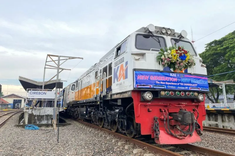 Tampak depan KA Ranggajati dengan rangkaian gerbong Stainless Steel New Generation 