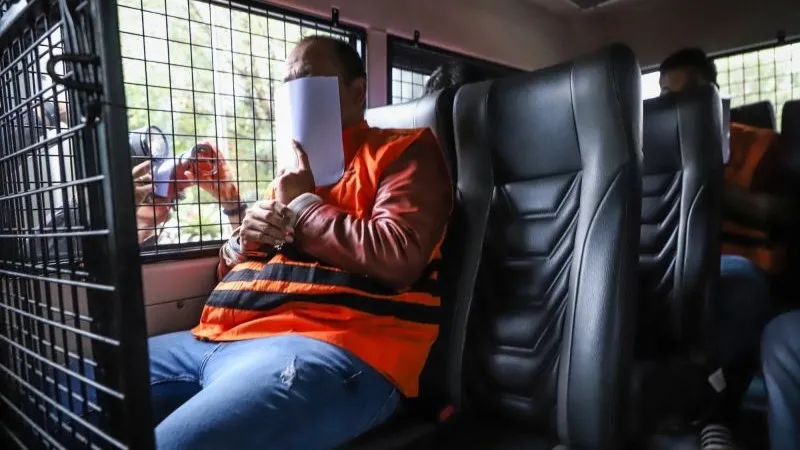 Staf PT Wanatiara Persada Edy Yulianto menggunakan rompi tahanan KPK