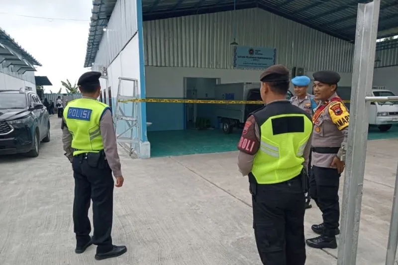 Polisi memasang garis polisi di Satuan Pelayanan Pemenuhan Gizi (SPPG) Kuwaron