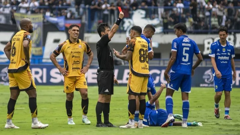 Wasit Ko Hyungjin (ketiga kiri) memberikan kartu merah kepada pesepak bola Persija 