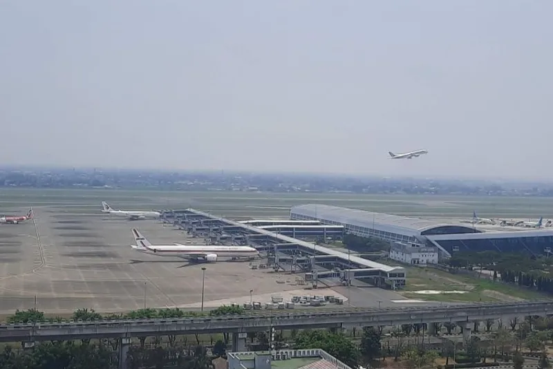 Sejumlah pesawat lepas landas dari kawasan Bandara Internasional Soekarno-Hatta