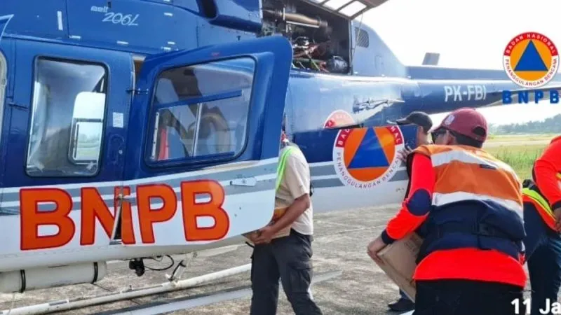 Petugas Badan Penanggulangan Bencana Nasional (BNPB) berupaya mengirimkan bantuan logistik 