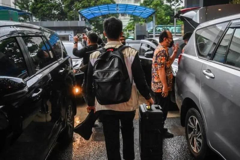 Petugas KPK membawa koper usai melakukan penggeledahan di Kantor DJP Kemenkeu