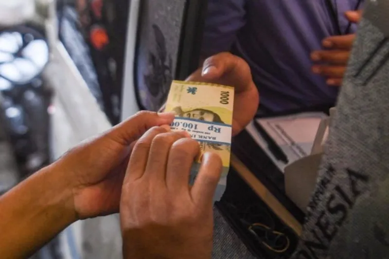 Warga menukar uang pecahan rupiah di gerai penukaran uang keliling Bank Indonesia 