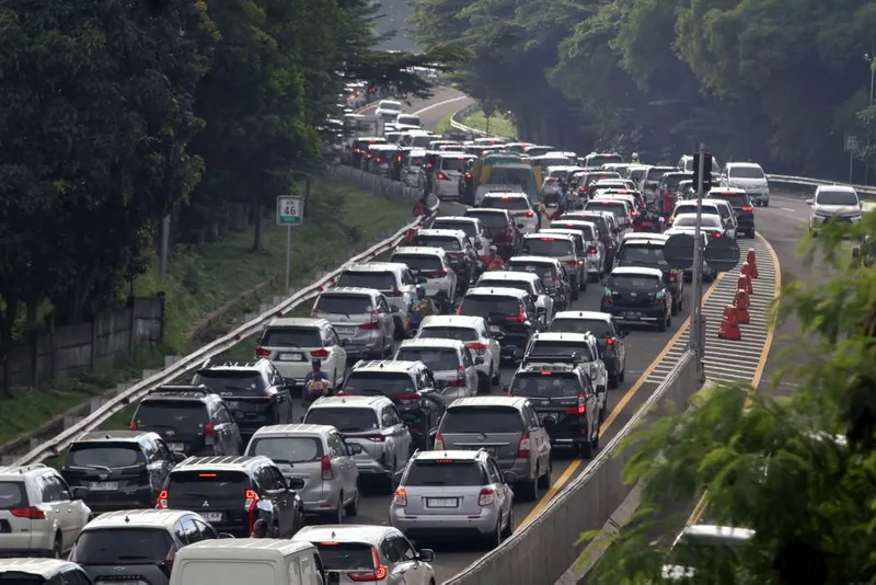 antarafoto-kepadatan-kendaraan-jalur-wisata-puncak-bogor-pada-libur-isra-miraj-1