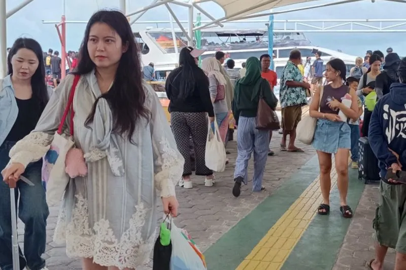 Sejumlah wisatawan sampai di dermaga yang ada di Kabupaten Kepulauan Seribu