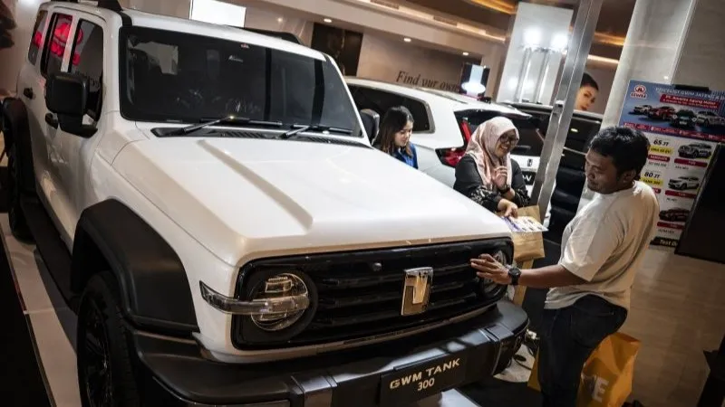 Pengunjung melihat mobil listrik dalam pameran otomotif di DP Mall, Semarang