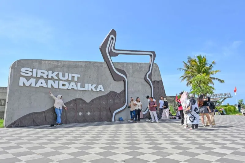 Wisatawan saat berkunjung di Sirkuit Pertamina Mandalika
