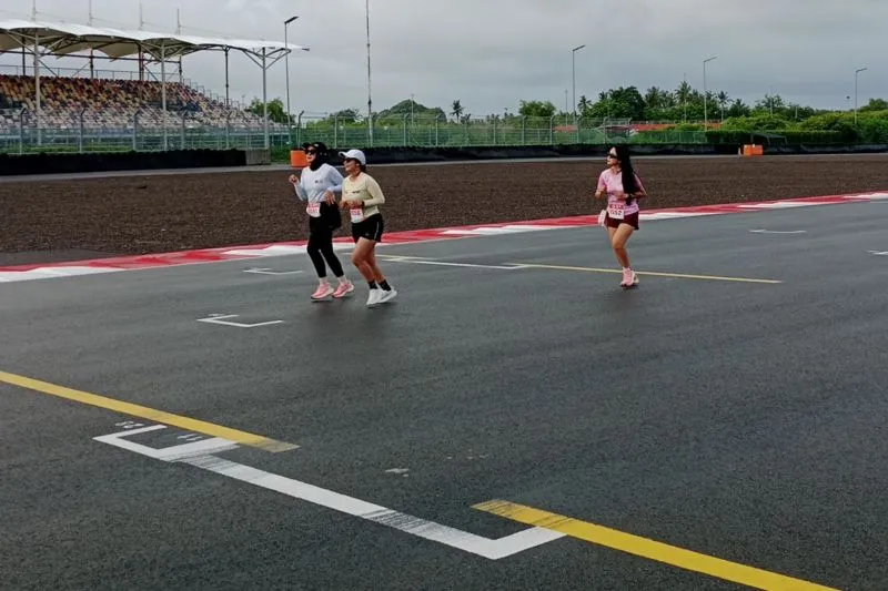 Wisatawan saat lari di Sirkuit Pertamina Mandalika