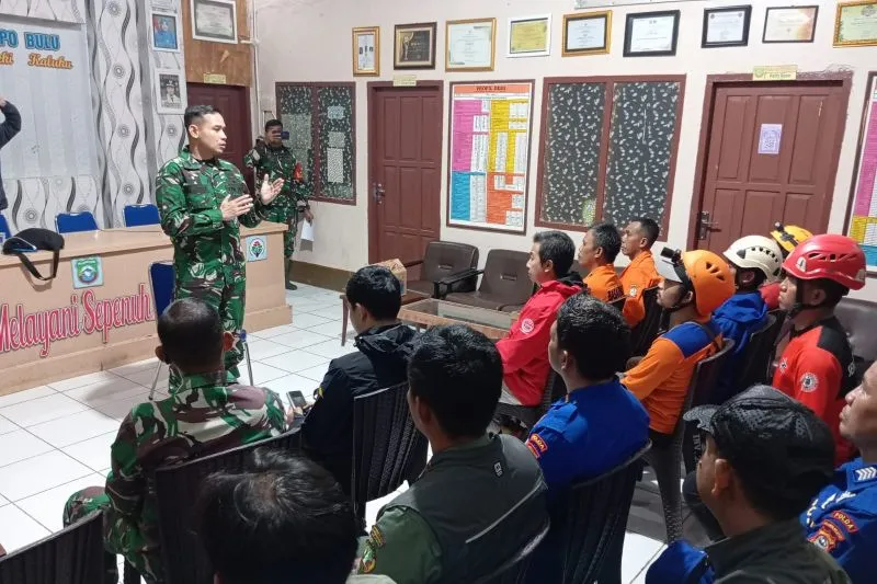 Rapat persiapan operasi pencarian pesawat ATR 42-500 