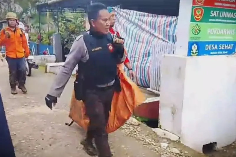 Tim SAR Gabungan mengevakuasi serpihan pesawat ATR 42-500 