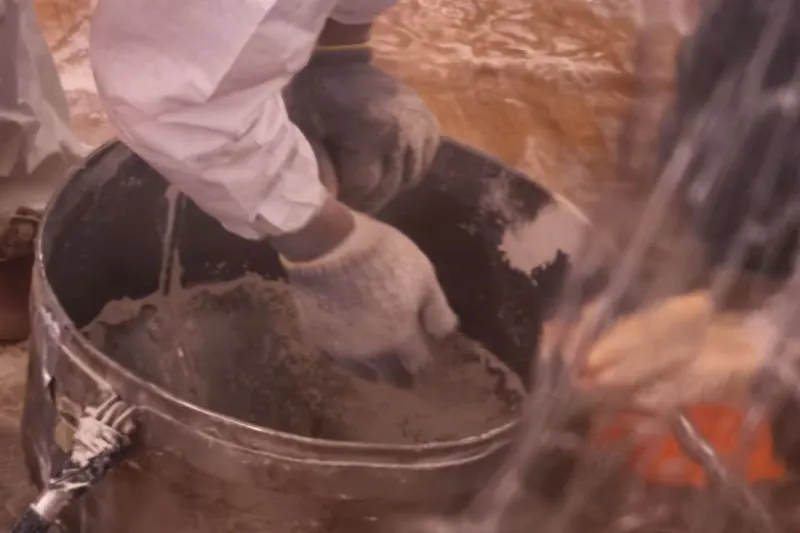 Petugas saat menyiapkan bahan semai untuk Operasi Modifikasi Cuaca 