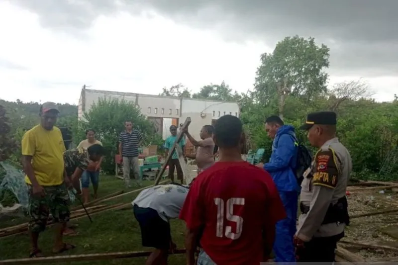 puing-puing rumah yang atapnya roboh akibat angin kencang di NTT