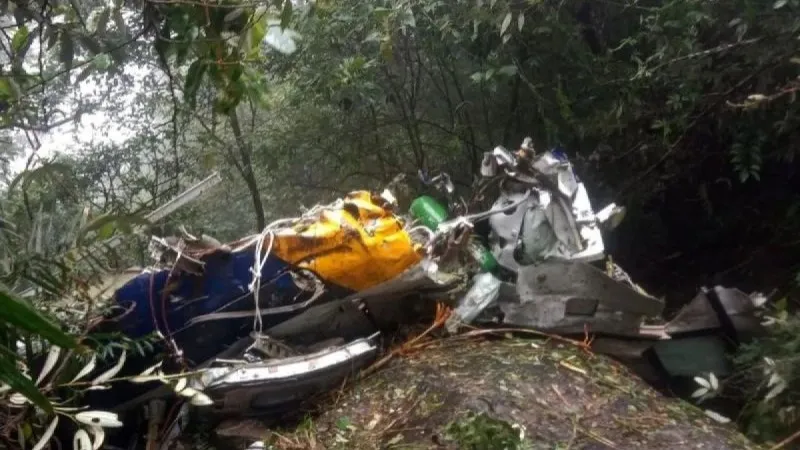 Puing pesawat AT 42-500 ditemukan personel tim SAR di kawasan Gunung Bulusaraung
