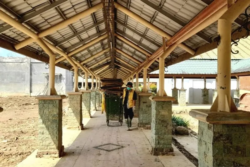 petugas kebersihan sedang membersihkan sisa-sisa sampah pascabanjir di RSUD Muda Sedia, Aceh Tamiang