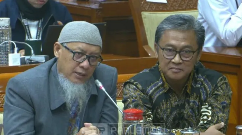 Ketua Paguyuban Lender PT Dana Syariah Indonesia (PT DSI) Ahmad Pitoyo dalam Rapat Kerja, Rapat Dengar Pendapat dan Rapat Dengar Pendapat Umum Komisi III DPR RI bersama OJK, PPATK dan LPSK di Jakarta, Kamis (15/01/2025). (ANTARA/ Muhammad Heriyanto)
