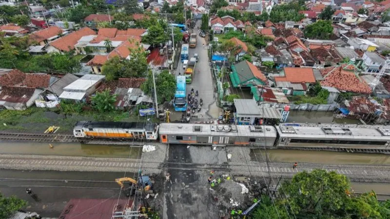 Foto udara kereta api melintas dengan kecepatan terbatas di sekitar Stasiun Pekalongan