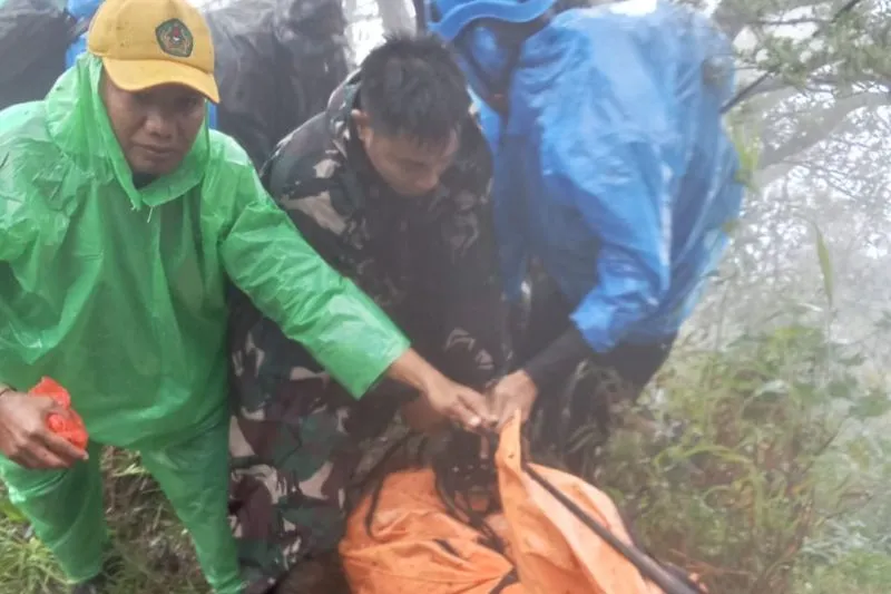 Personel TNI mengevakuasi korban pesawat jatuh ATR 24-500 